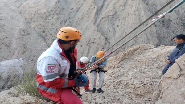 نجات فرد گرفتار در ارتفاعات با کوشش 5 ساعته هلال احمر