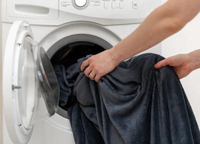 6 روش شستن انواع پتو ساده و برقی با دست و ماشین لباسشویی