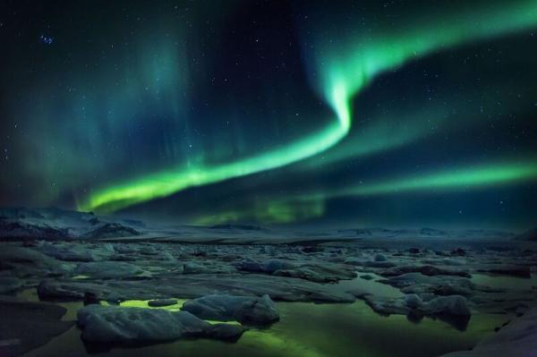 تصاویری زیبا و آرامش بخش از شفق قطبی ، این پدیده زیبا چگونه ایجاد می گردد؟